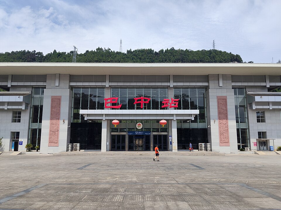 Bazhong railway station building