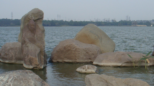 Park path beside Longzi Lake in Bengbu