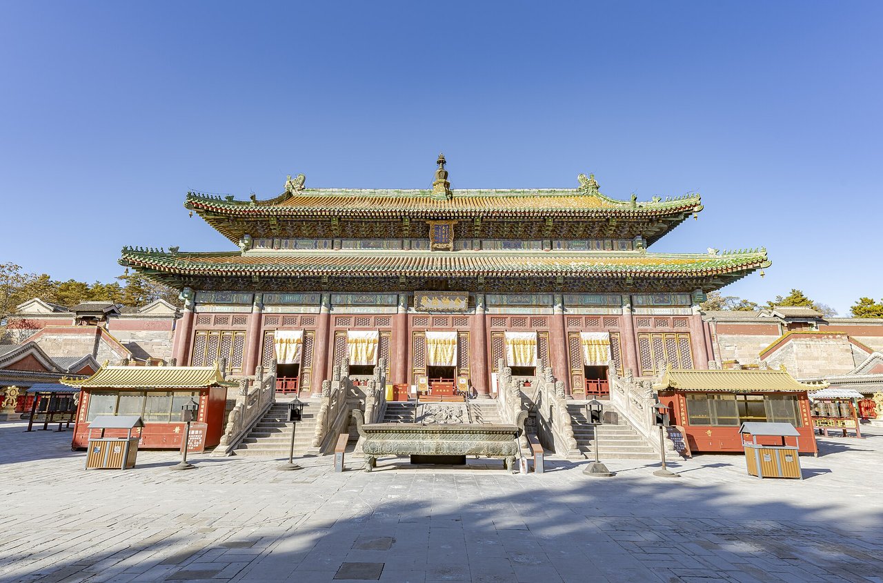 The double-eaved Mahavira Hall of Puning Temple on its stone platform