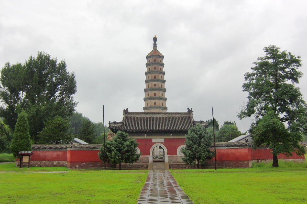 The tall octagonal pagoda of Yongyou Temple rising behind a red wall in the Mountain Resort