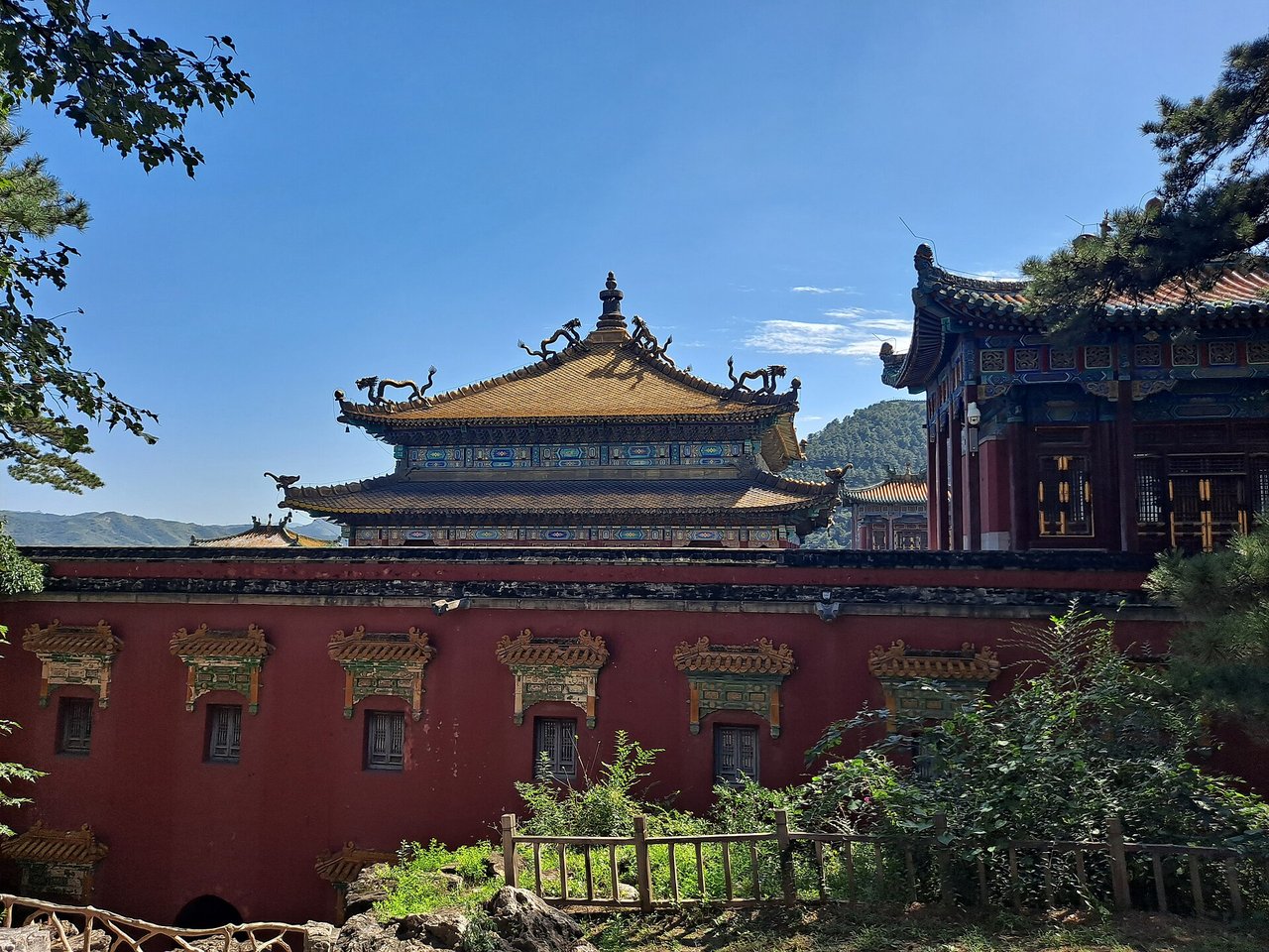 Xumi Fushou Temple, Chengde: The Panchen Lama's Palace, Gilded Dragon Roof and Dinosaur Tracks