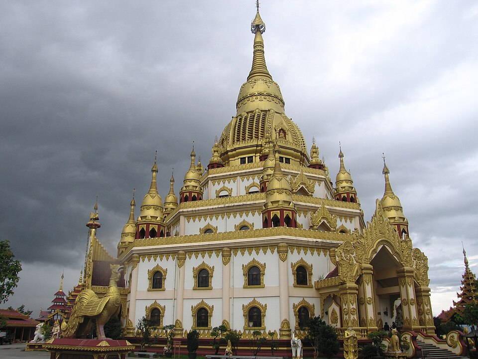 Dehong Travel Guide: Mangshi Pagodas and Ruili Border