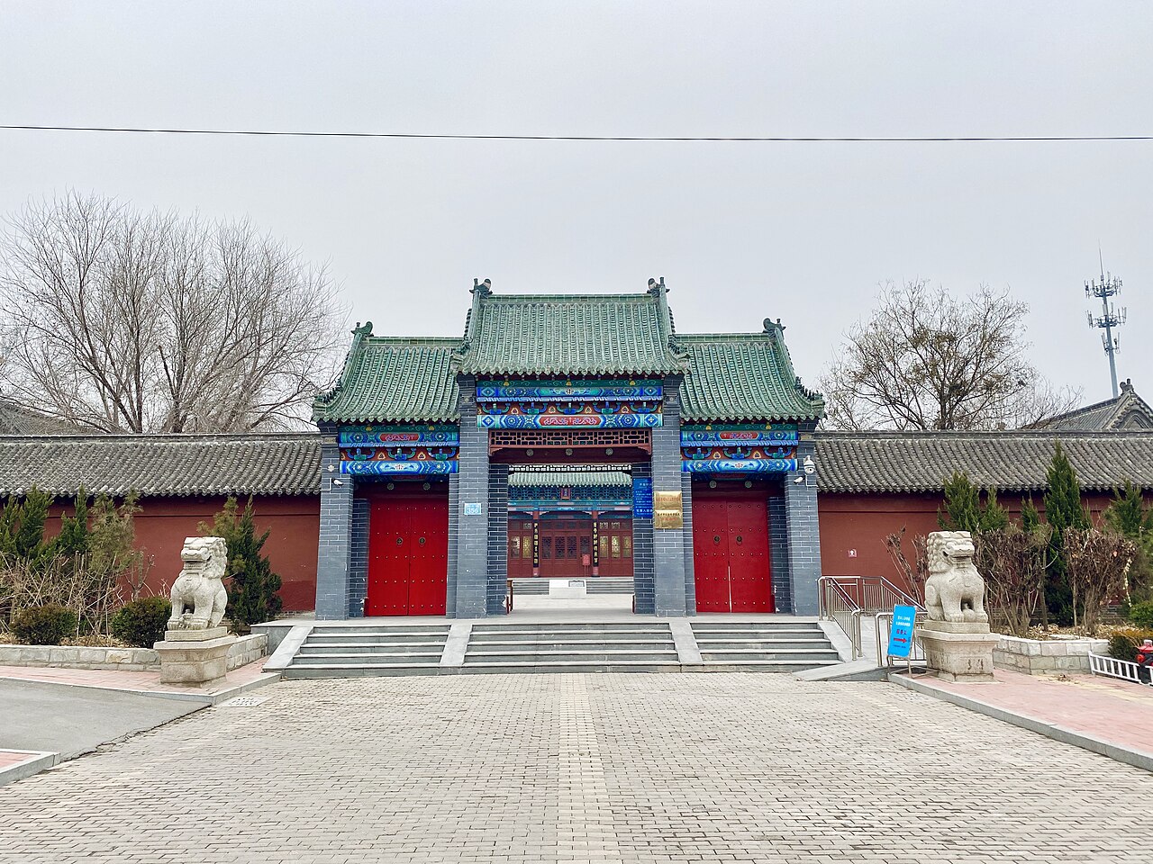 Red gate with green tiled roof at the Sulu King Tomb museum entrance