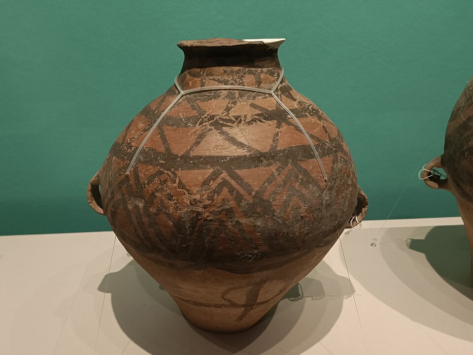 Liuwan painted pottery museum exhibit in Haidong