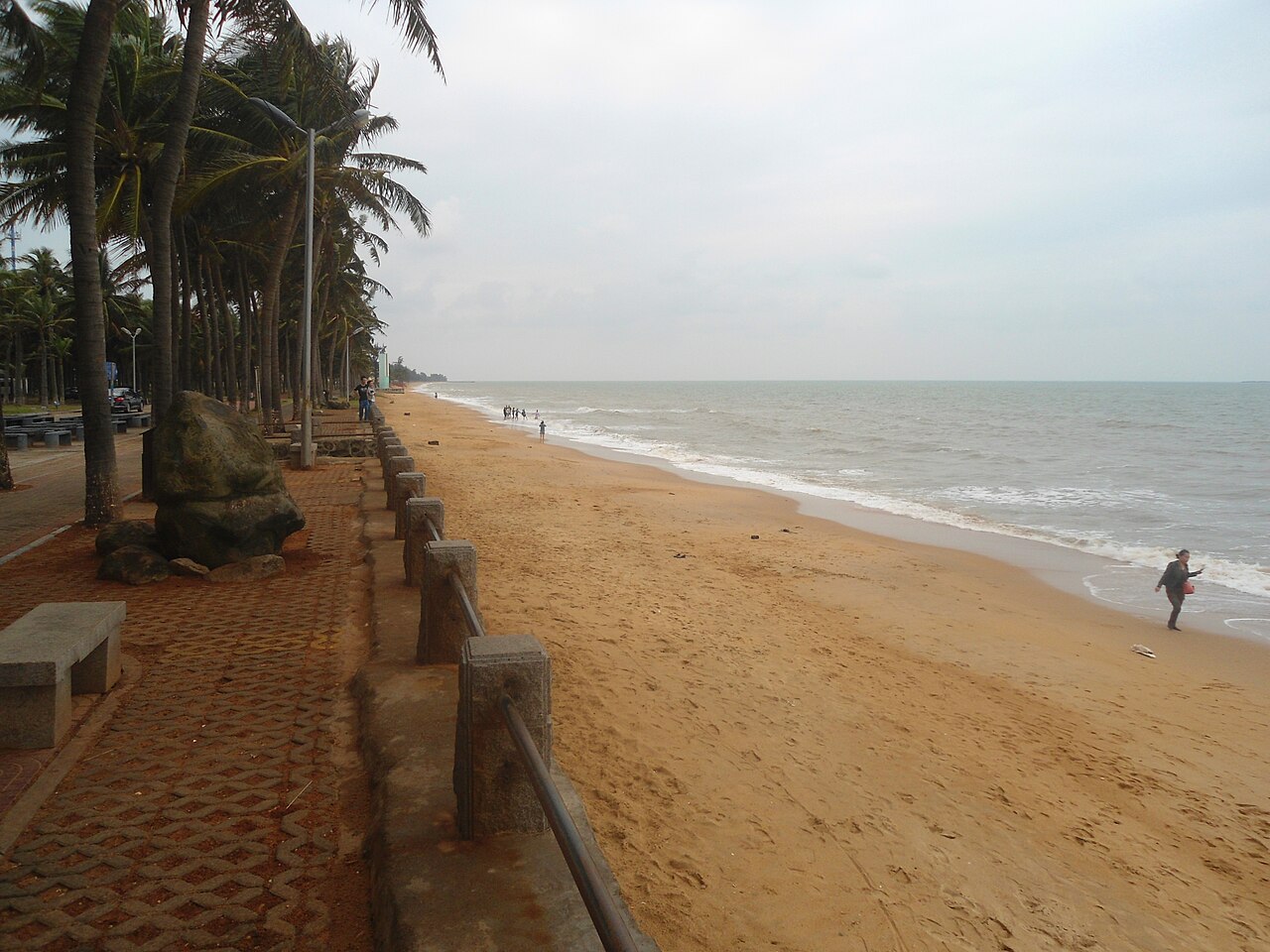 Holiday Beach Haikou: City Swim, Sunset and Free Shore Tips
