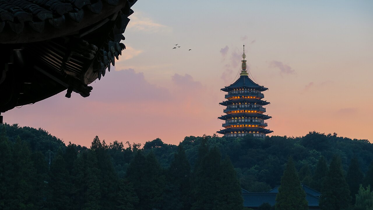 Leifeng Pagoda and the lake at dusk