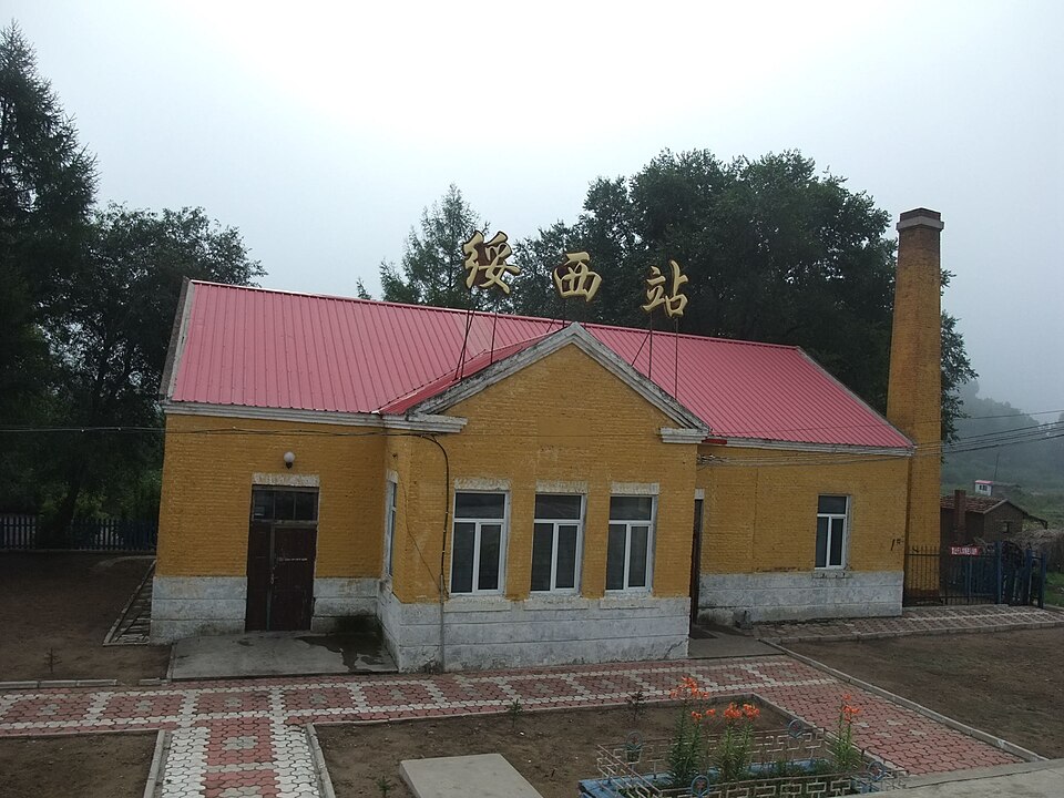 Approach to Suixi railway station near Huaibei, northern Anhui