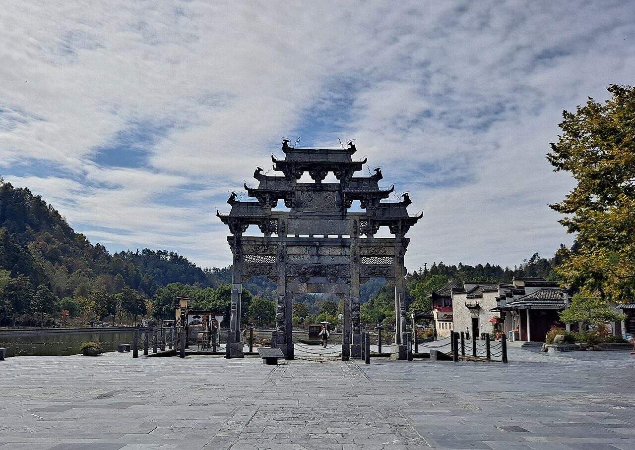 The stone memorial archway at the entrance to Xidi