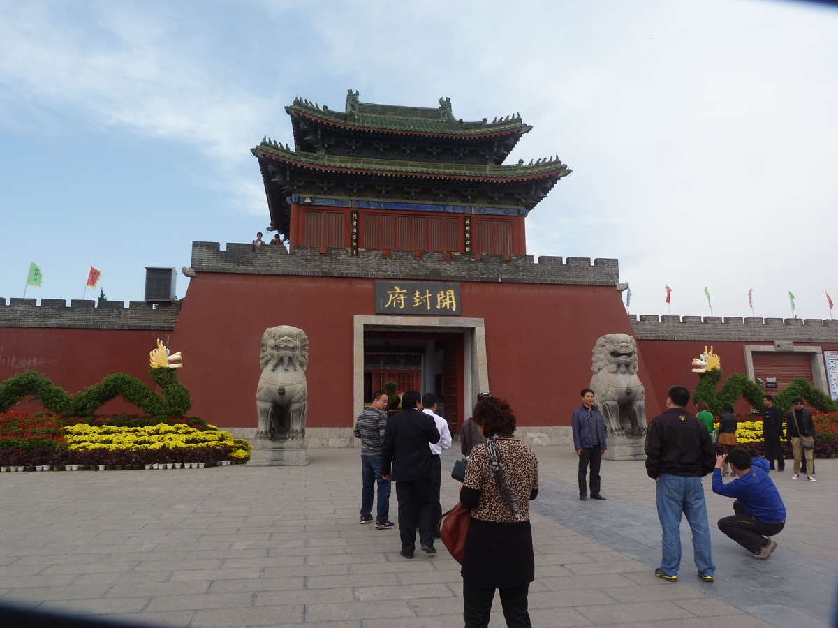 Rebuilt gate and halls of Kaifeng Fu on the north bank of Baogong Lake