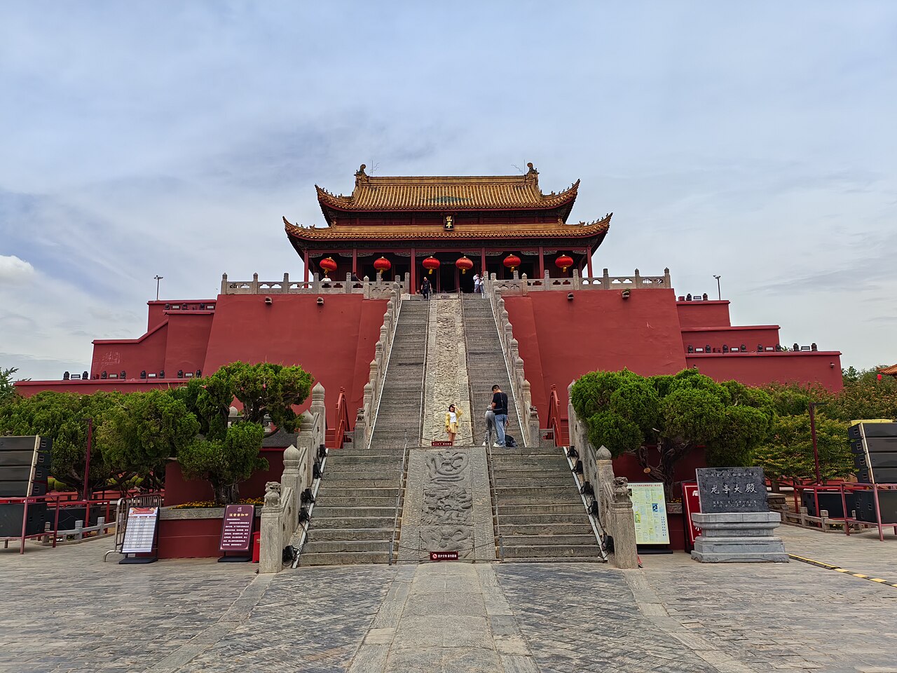 Double-eaved Longting Hall on its brick terrace above the lakes in Kaifeng
