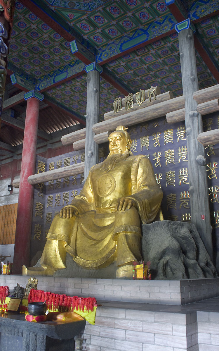 Tall hall with red columns and layered roof at the Temple of Emperor Yao in Linfen