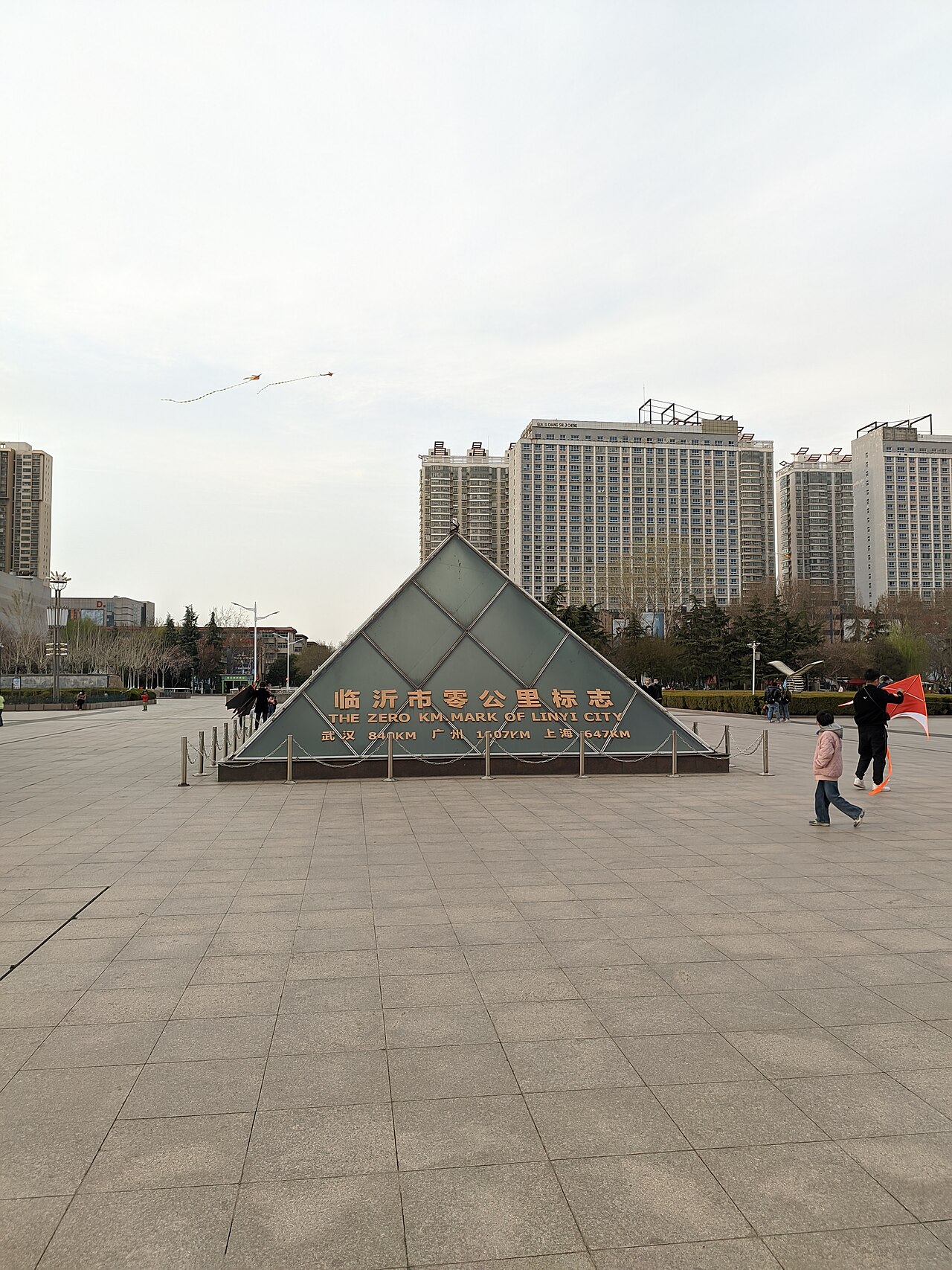 People's Square Linyi: Phoenix Square Nights and Free Urban Atmosphere