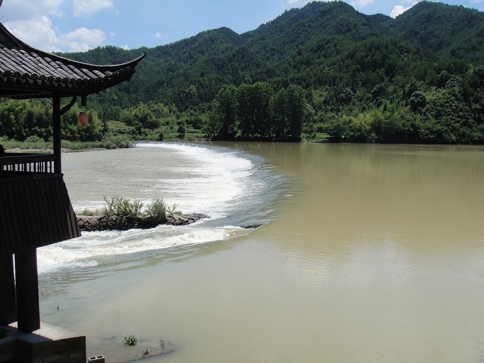 Tongji Weir and the Ancient Weir Painting Village: A 1,500-Year-Old Arch Dam on the Ou River