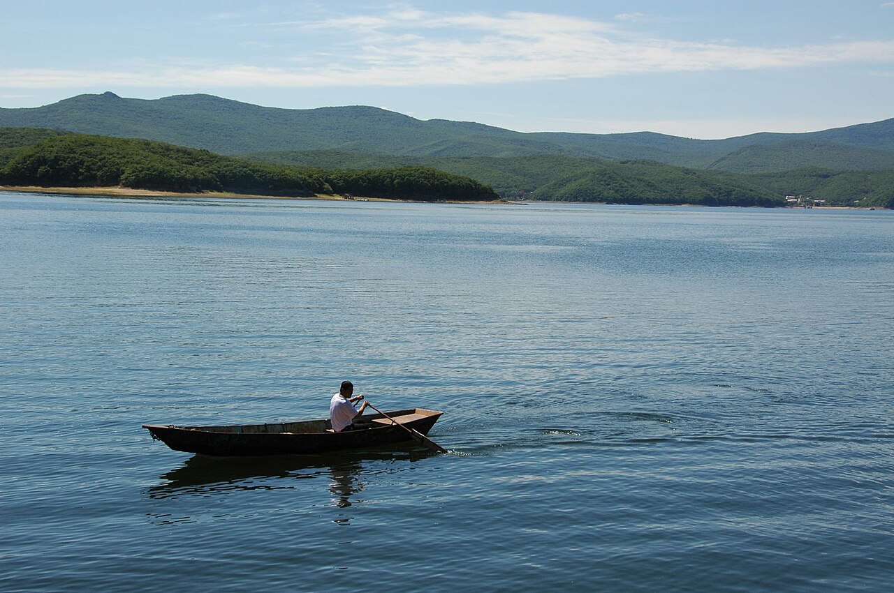 Rowing boat on Jingpo Lake