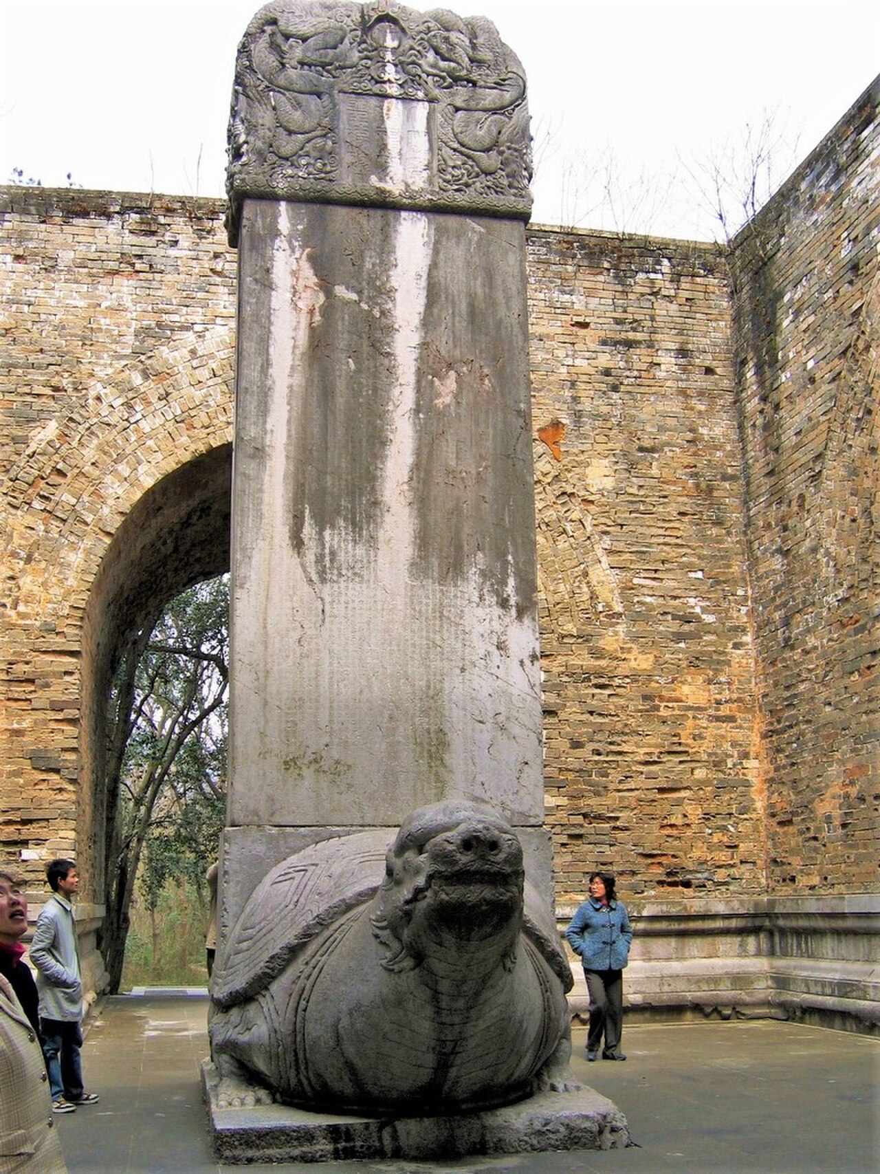 The stone archway and stele pavilion at Ming Xiaoling's Sifangcheng