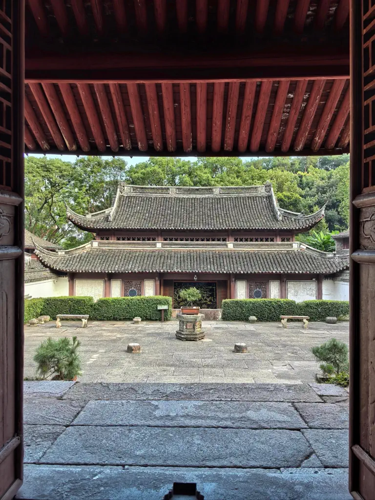 A courtyard hall at Baoguo Temple, Ningbo