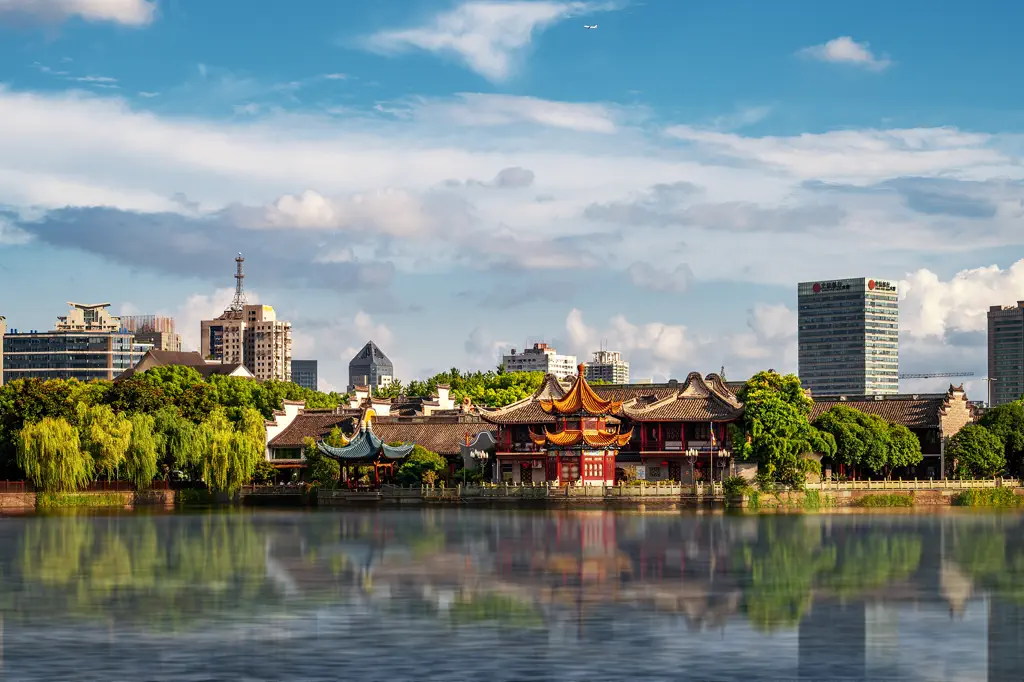 Moon Lake, Ningbo: Free Lakeside Walks Beside Tianyi Pavilion