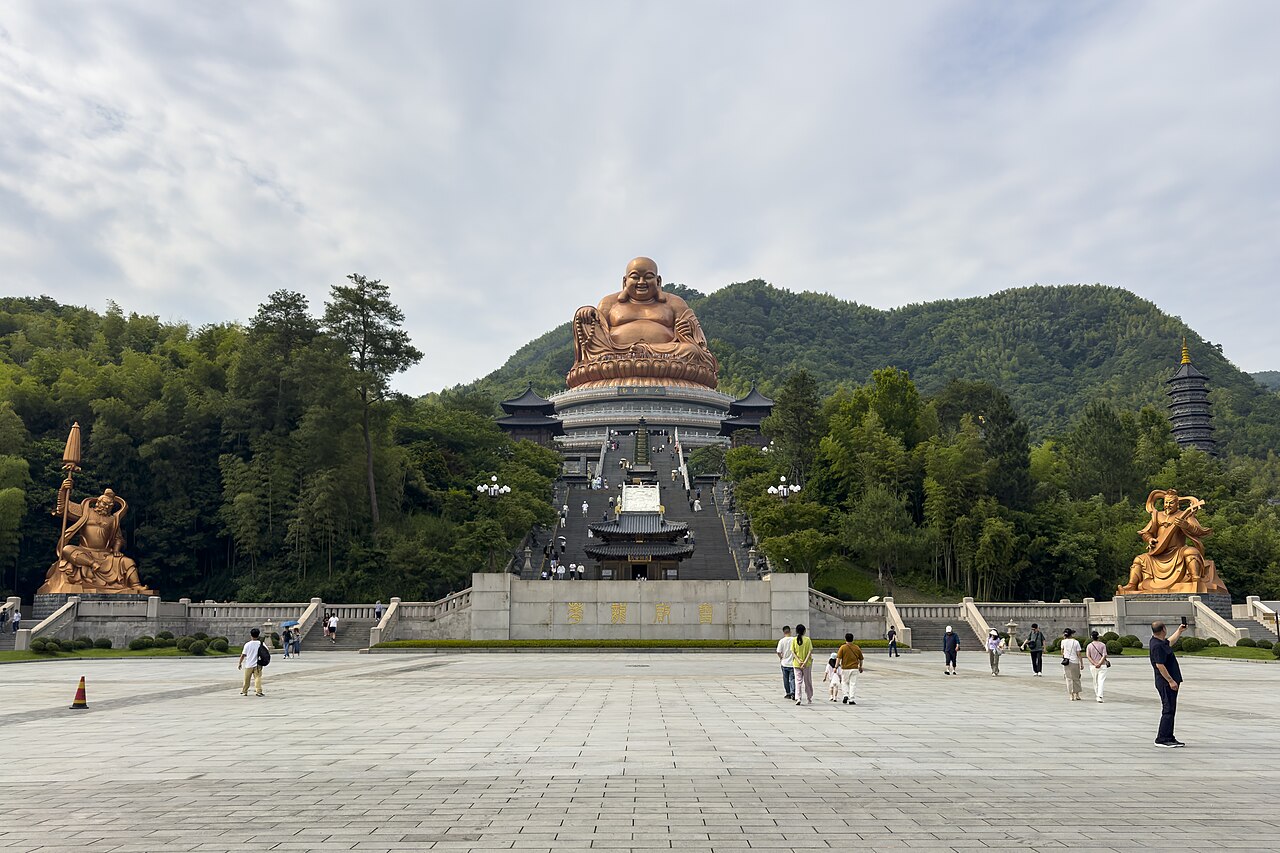The great Maitreya statue above Xuedou Temple