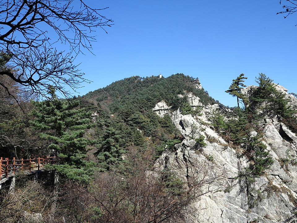 Mountain plank trail at Yaoshan Pingdingshan