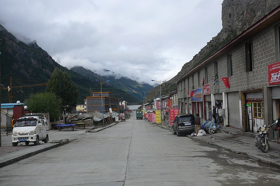 Ranwu town beside the lake with mountains behind, Baxoi County