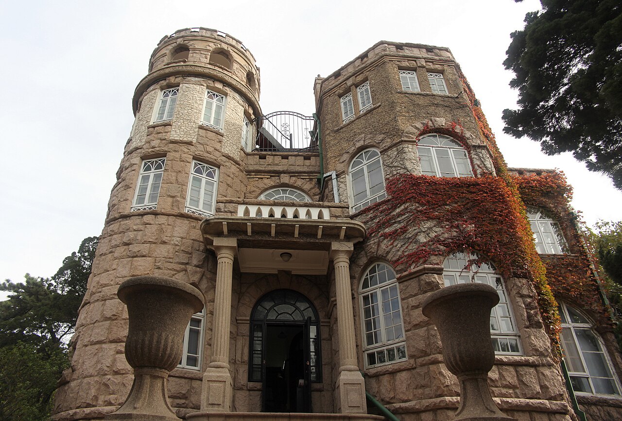 Huashi Lou, a stone villa with a round tower in Badaguan