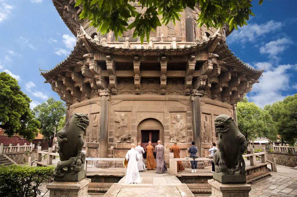 Kaiyuan Temple stone pagoda with stone lions