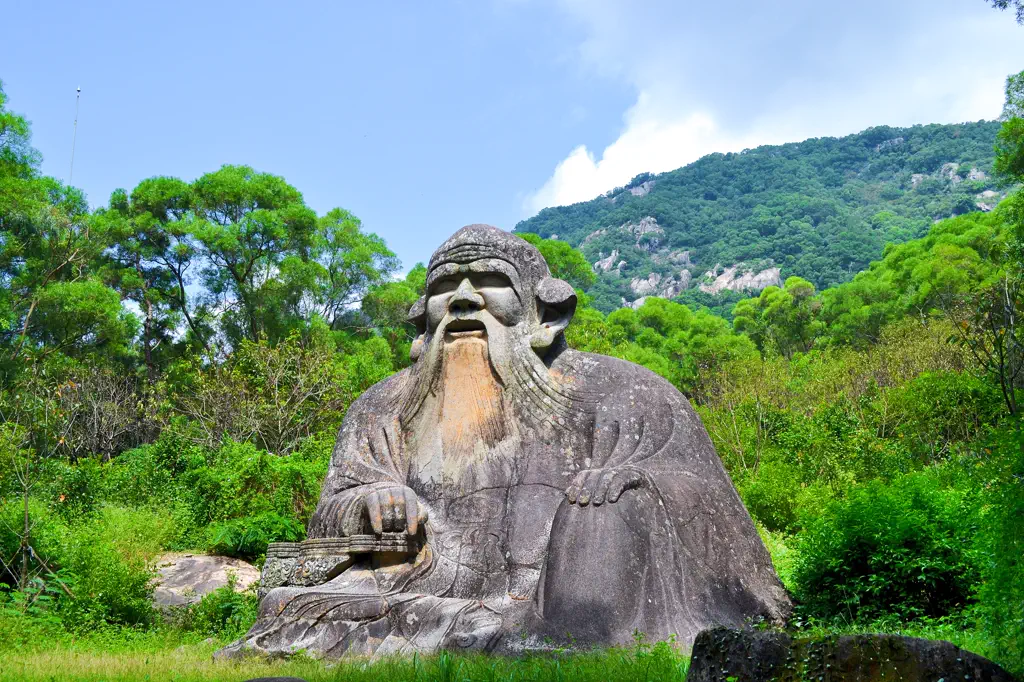 Qingyuan Mountain, Quanzhou: the Laojun Statue and a City View
