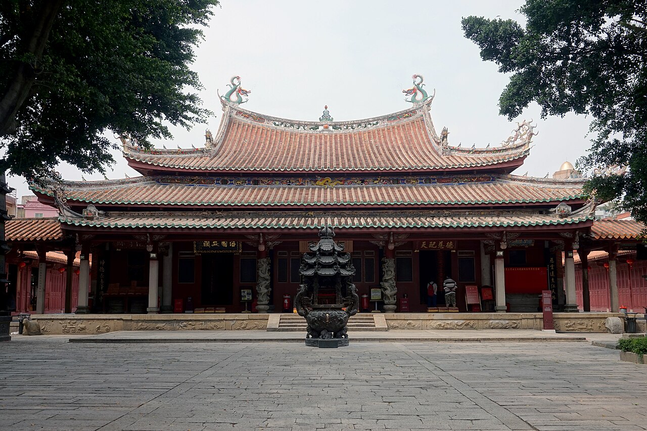 Main hall of the Tianhou Mazu temple in Quanzhou with ornate roof ridges