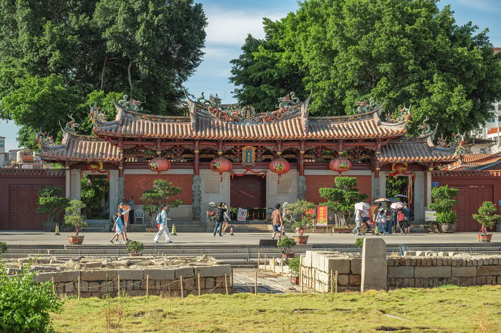 Tianhou Temple and Deji Gate, Quanzhou: Mazu by the Old Harbor
