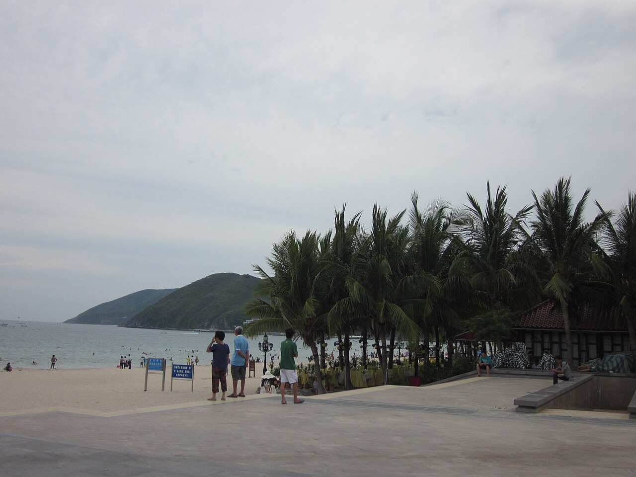 Dadonghai Beach, Sanya: Swimming Safety and Evening Food