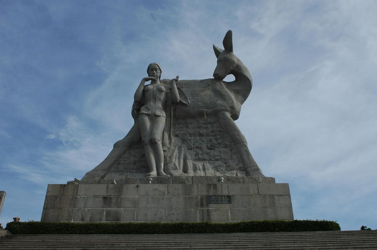 Luhuitou Park, Sanya: Deer Statue, City View and Sunset
