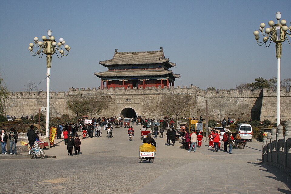 Shangqiu's south gate tower over an arched gateway in the city wall