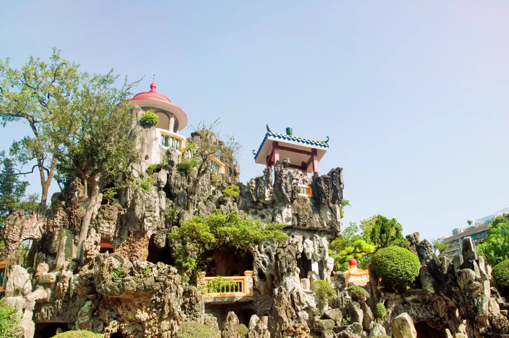 A rock grotto and pavilions on the Queshi hills