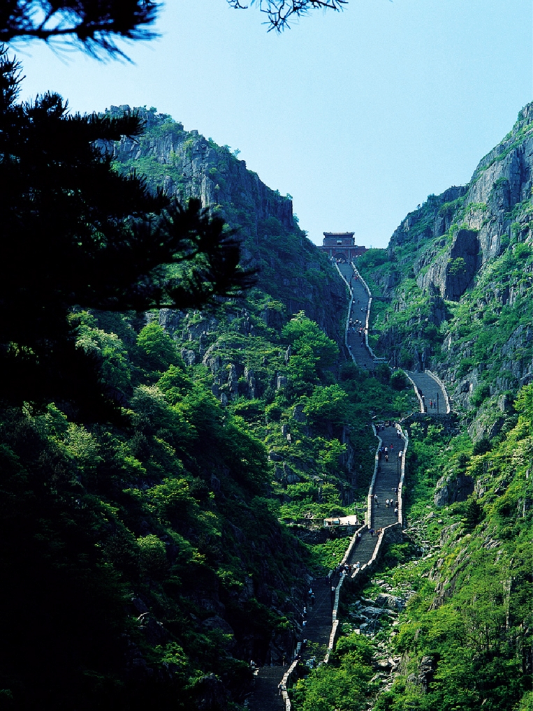 Tai'an Travel Guide: Climbing Mount Tai and the Dai Temple