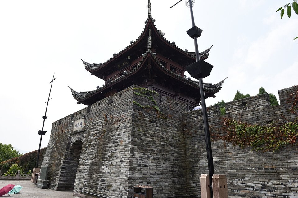 Linhai Ancient City Wall: Walking the Taizhou Prefecture Wall and Ziyang Street