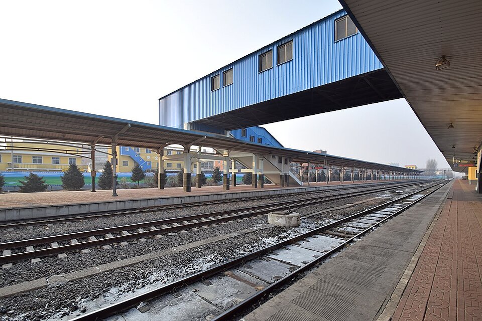 Blue-and-white canopy over the platforms at Tongliao railway station