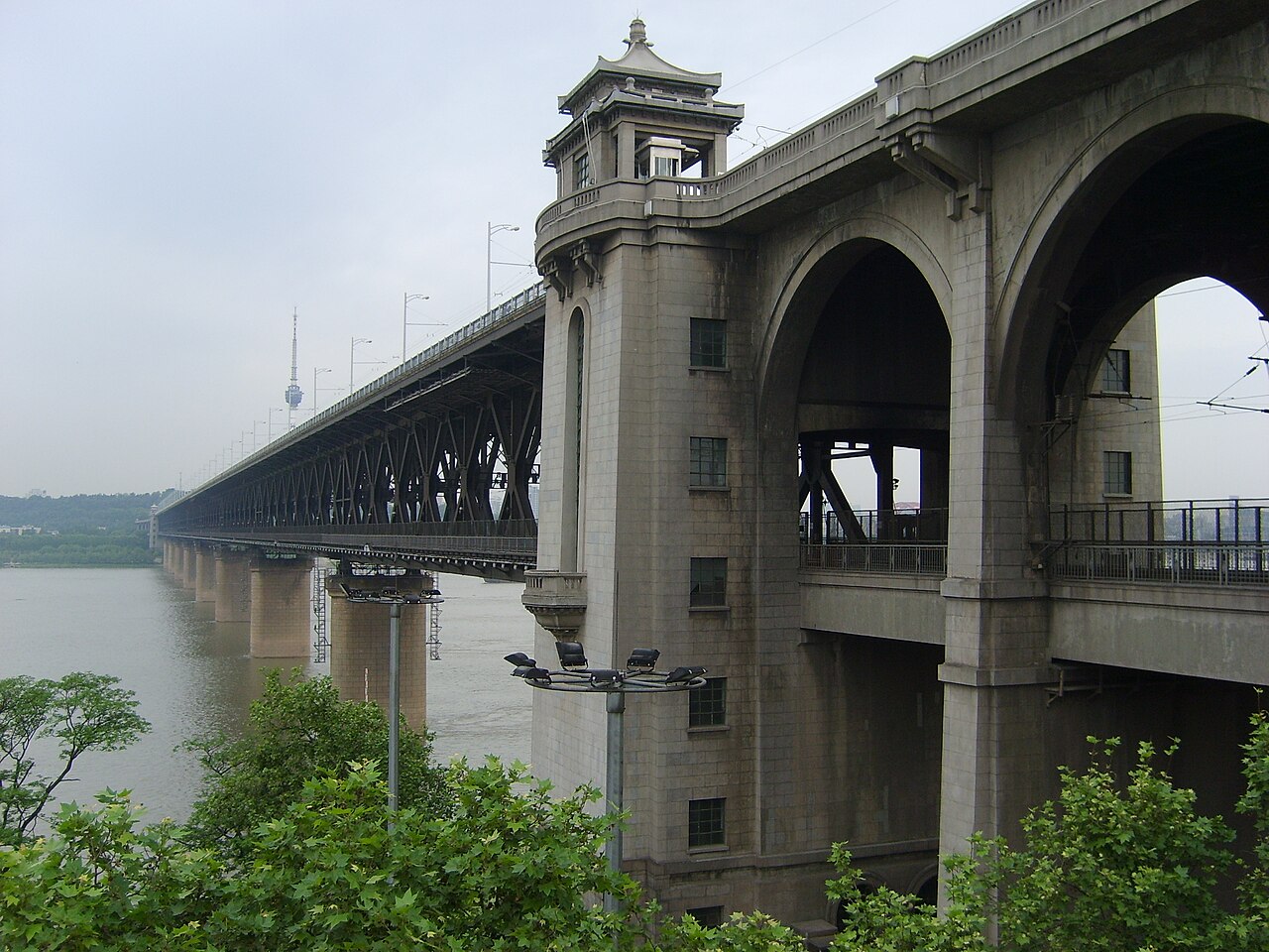 Wuhan Yangtze River Bridge: Walking the 1957 Crossing