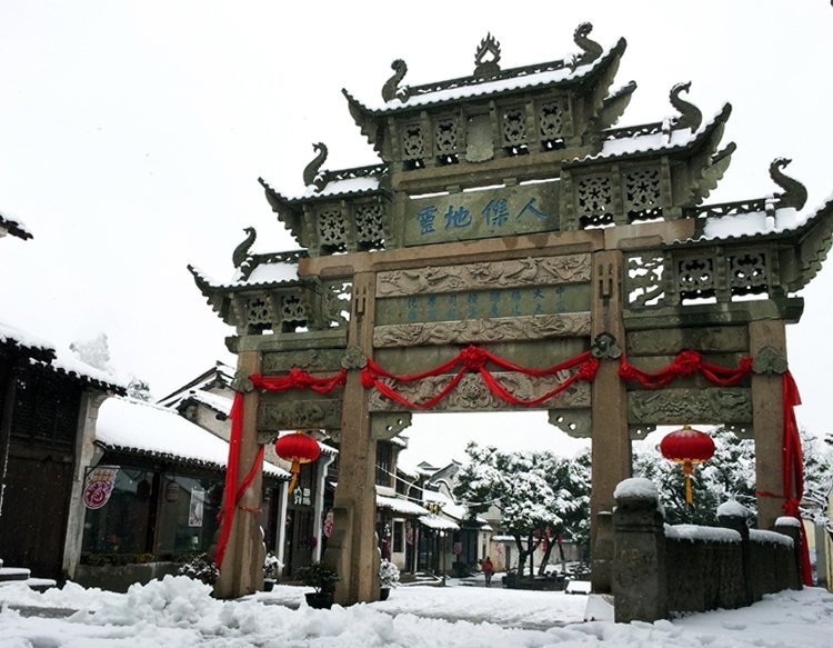 The carved stone Qianren Baode memorial arch in snow