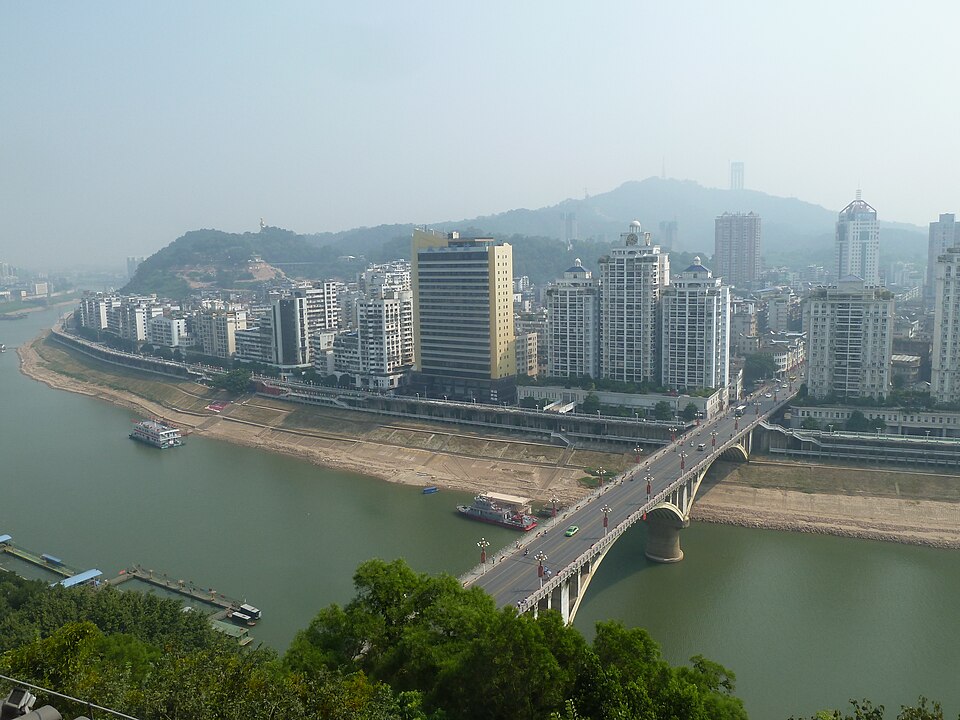 Wuzhou Travel Guide: River Port, Longmu Temples, and East Guangxi (2–3 Day Route)