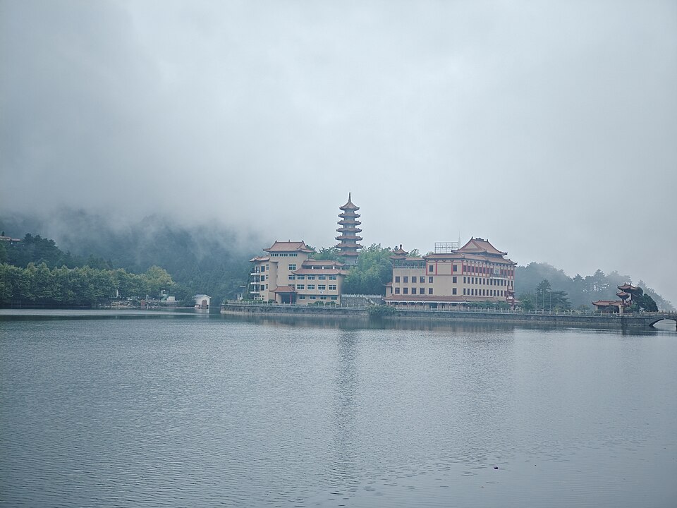 Xianning Travel Guide: Hot Springs, Jiugongshan Mountain Day, and South Wuhan Soft Stops (2–3 Day Route)