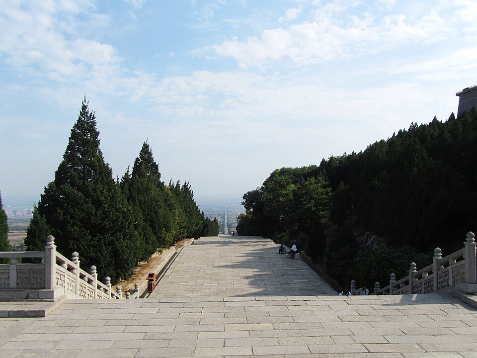 Xianyang Travel Guide: Qianling and Maoling Tomb Corridor, Qin Capital Notes, and Xi'an Day-Trip Honesty (1–2 Day Route)