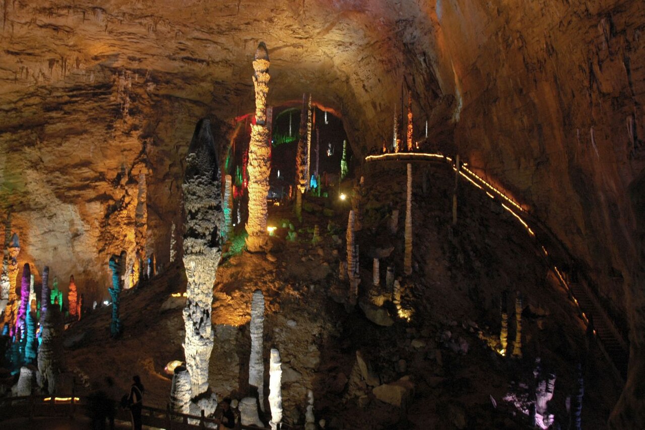 Huanglong Cave: Underground River and Dragon Palace