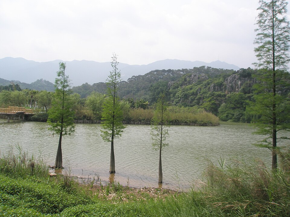 Star Lake water and hills in Zhaoqing