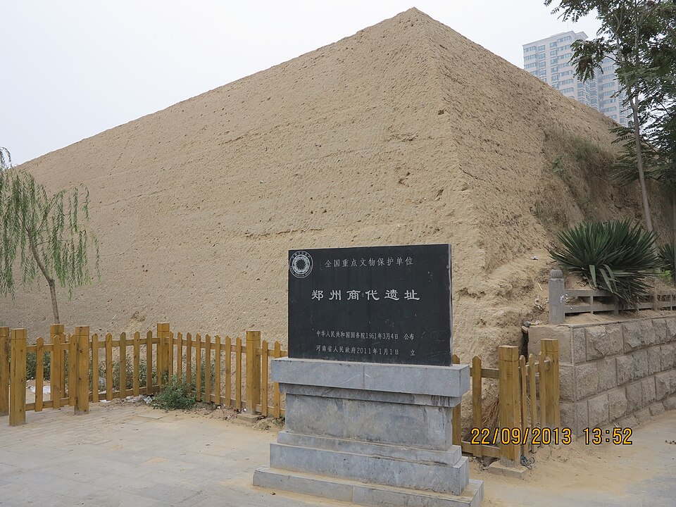 rammed-earth walls of the Zhengzhou Shang city