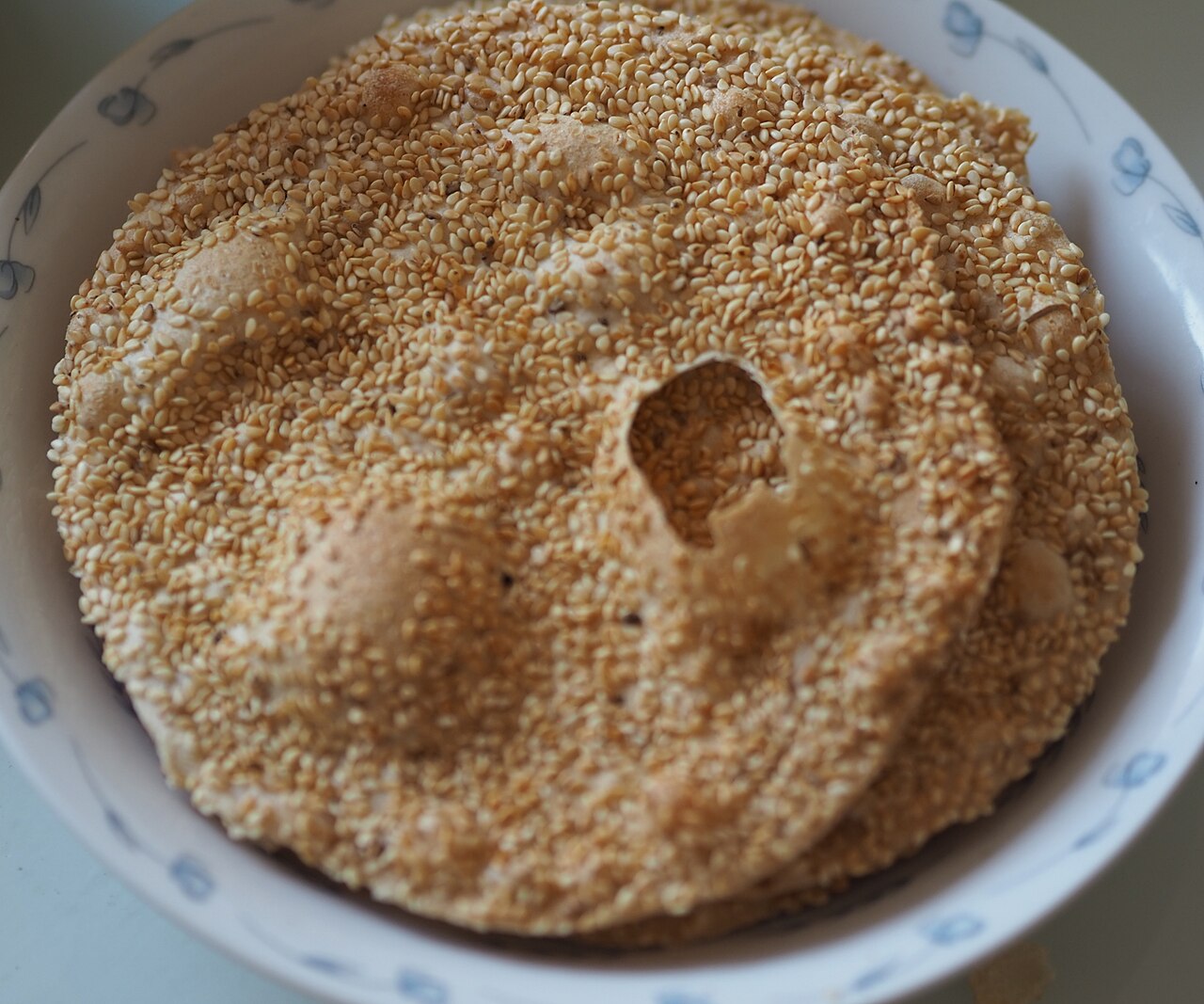 Round thin Zhoucun shaobing biscuit covered in sesame seeds
